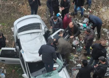Otomobil köprüden uçtu