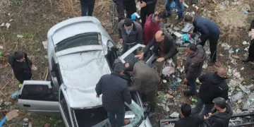 Otomobil köprüden uçtu