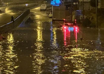 Yollar göle döndü, sürücüler zor anlar yaşadı