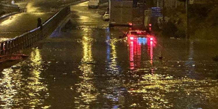 Yollar göle döndü, sürücüler zor anlar yaşadı