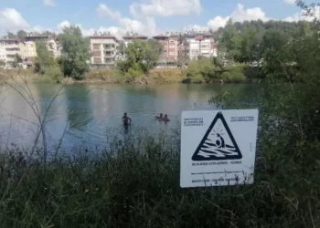 Ölüme yüzen çocuklara polis müdahalesi