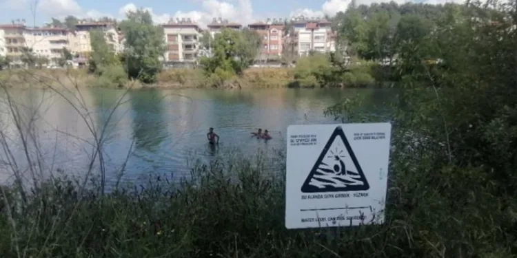 Ölüme yüzen çocuklara polis müdahalesi