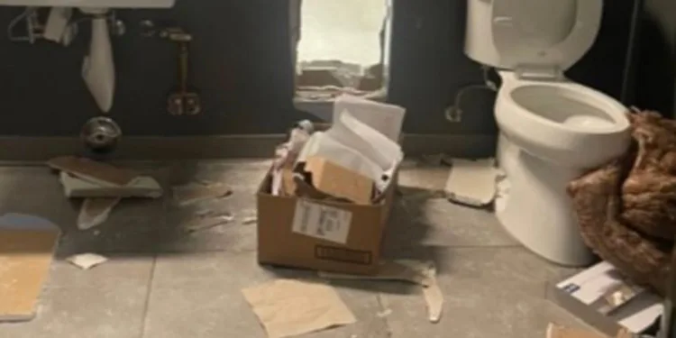 Duvarını delip 500 bin dolarlık mal çaldılar