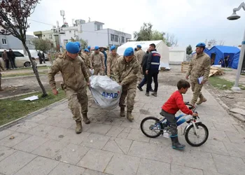 Komandolar deprem bölgesinde yaraları sarıyor