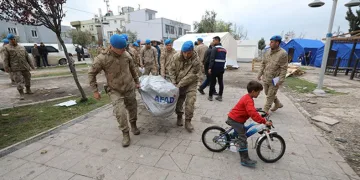 Komandolar deprem bölgesinde yaraları sarıyor