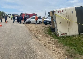 Bursa’da öğrenci servisi ile hafriyat kamyonu çarpıştı