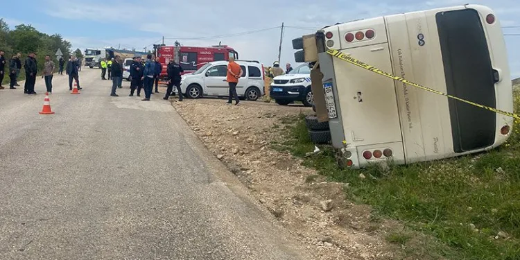 Bursa’da öğrenci servisi ile hafriyat kamyonu çarpıştı