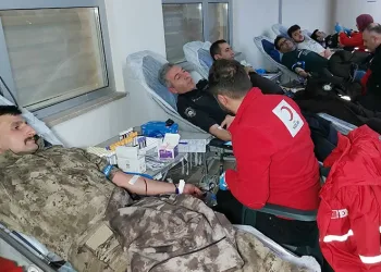 Polisler Kızılay’a kan bağışında bulundu