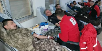 Polisler Kızılay’a kan bağışında bulundu