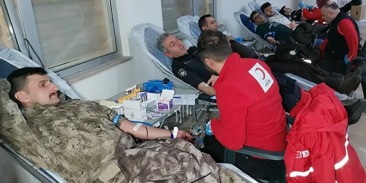 Polisler Kızılay’a kan bağışında bulundu