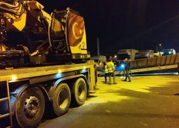 Bursa’da seyir halindeki tırdan konteyner düştü