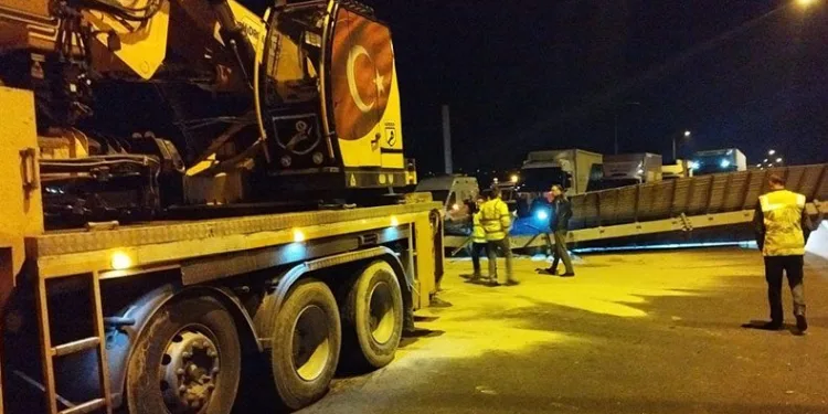 Bursa’da seyir halindeki tırdan konteyner düştü