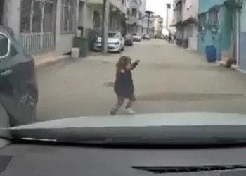 Bursa’da yola atlayan çocuk, son anda kurtuldu