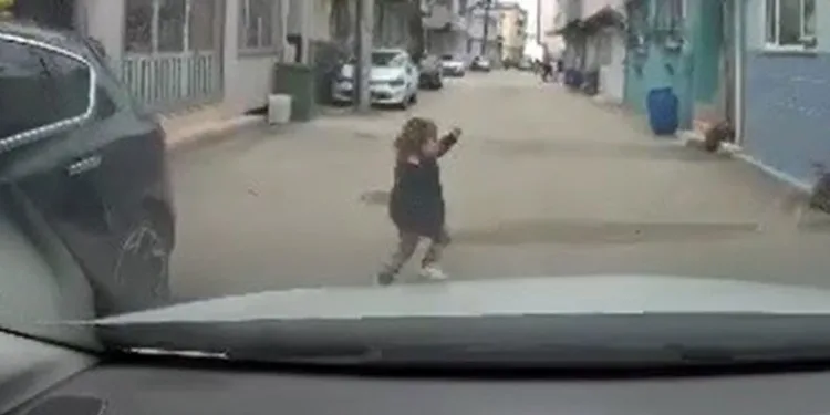 Bursa’da yola atlayan çocuk, son anda kurtuldu