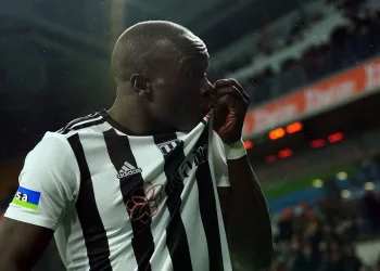 Aboubakar atıyor, Beşiktaş kazanıyor