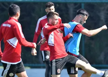 Turgutluspor’da 2 oyuncu kadro dışı bırakıldı