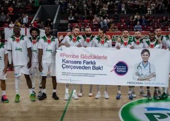 Pınar Karşıyakalı basketbolcular kansere karşı pembe gözlük taktı
