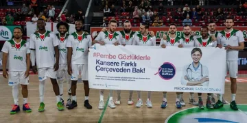 Pınar Karşıyakalı basketbolcular kansere karşı pembe gözlük taktı
