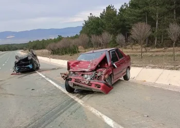 İki otomobil çarpıştı: 4 yaralı