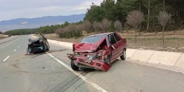 İki otomobil çarpıştı: 4 yaralı