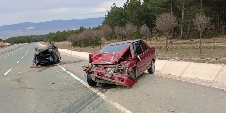 İki otomobil çarpıştı: 4 yaralı