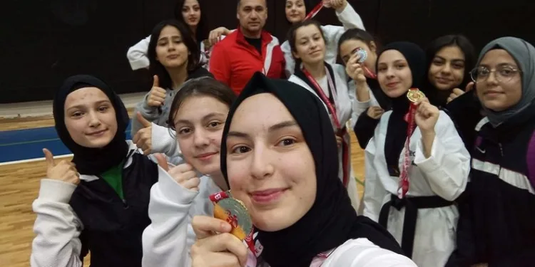 Suluova Belediyesporlu tekvandocular madalyaları topladı