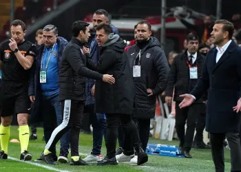 Medipol Başakşehir Teknik Direktörü Emre Belözoğlu kırmızı kart gördü