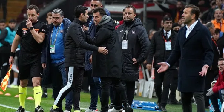 Medipol Başakşehir Teknik Direktörü Emre Belözoğlu kırmızı kart gördü