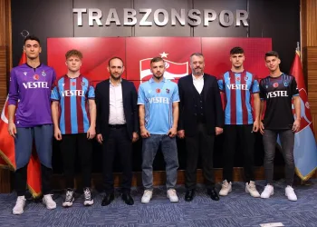 Trabzonspor alt yapısından yetişen 5 futbolcu ile profesyonel sözleşme imzaladı