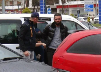 Depremzede vatandaşları dolandırdı