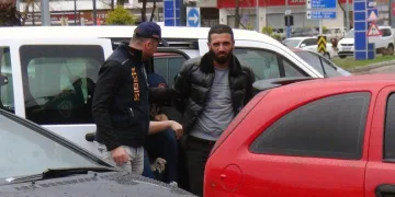 Depremzede vatandaşları dolandırdı