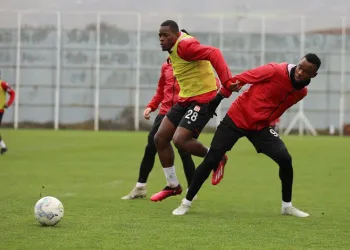 DG Sivasspor yağmur altında çalıştı