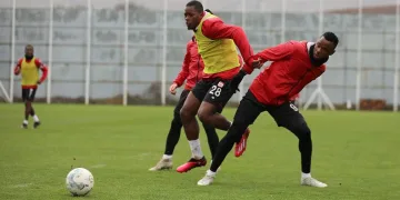DG Sivasspor yağmur altında çalıştı