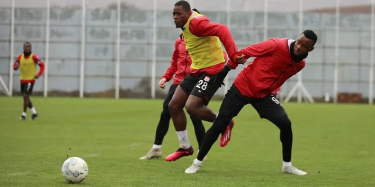 DG Sivasspor yağmur altında çalıştı