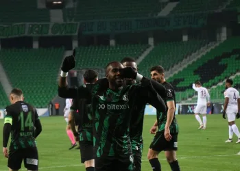 Süper Lig hasreti çeken Sakaryaspor, basamaklara sağlam basıyor