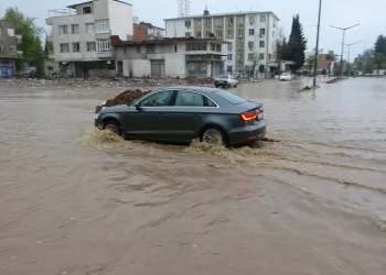 Adıyaman’da sağanak yağış cadde ve sokakları göle çevirdi