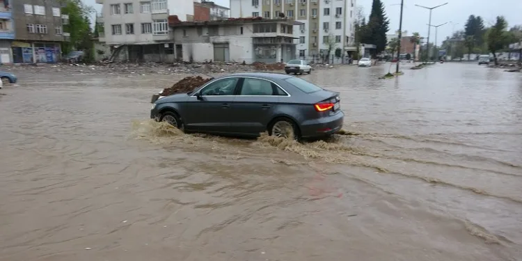 Adıyaman’da sağanak yağış cadde ve sokakları göle çevirdi