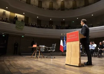 Macron’un konuşması protestocular tarafından kesildi