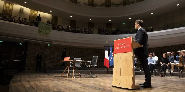 Macron’un konuşması protestocular tarafından kesildi