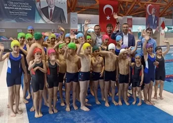 Depremzede çocuklara yüzme eğitimi