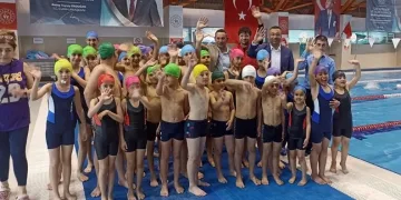 Depremzede çocuklara yüzme eğitimi