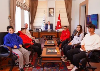 Ayvalık’ın milli sörfçüleri Avrupa’nın zirvesi için yarışıyor