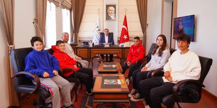 Ayvalık’ın milli sörfçüleri Avrupa’nın zirvesi için yarışıyor