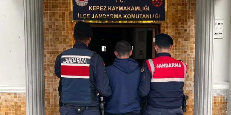 Antalya’da 14 suç kaydı ve 14 yıl 9 ay hapis cezası bulunan şahıs yakalandı