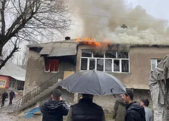 Ev yangınında 4 çocuk zehirlendi