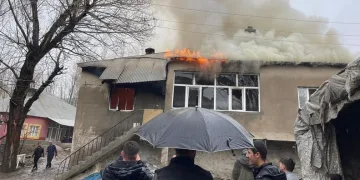 Ev yangınında 4 çocuk zehirlendi
