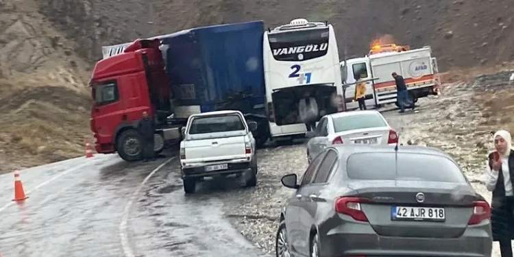 Hakkari’de feci trafik kazası
