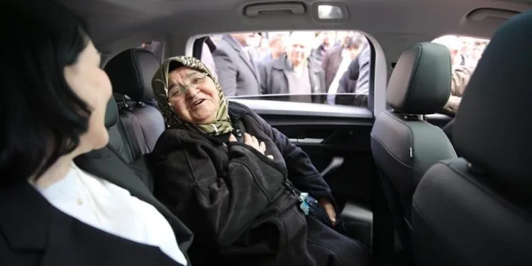 Bakan Dönmez, Gülistan teyzenin TOGG’a binme isteğini kırmadı