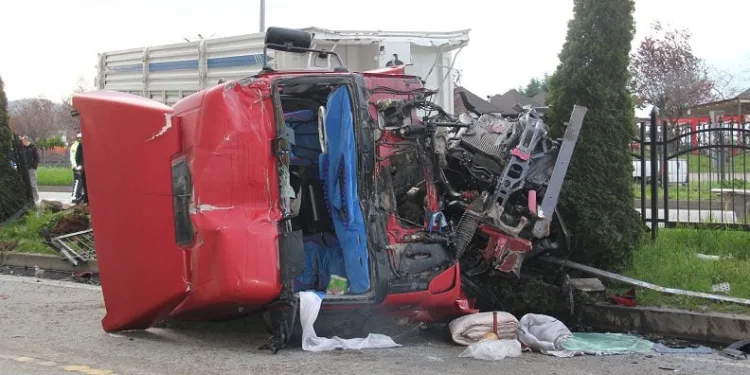 Kamyon devrildi, zincirleme kaza oldu