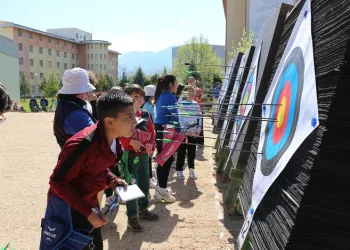 Hedefi 12’den vuran minik okçular göz doldurdu